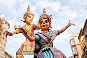 По улицам проходят процессии с участием кукол, изготовленных к празднику. // culleraturismo.com