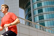 Участники марафона взбегают на 52-й этаж. // dubaiverticalmarathon.org