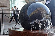 Фонтан-шар открыл летний сезон в Санкт-Петербурге. // fanparty.ru