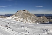 На леднике - шестиметровый снежный покров. // horsefeatherssuperparks.com