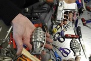 В аэропорту изымают множество самых разных предметов. // Ed Kaiser / Canwest News Service