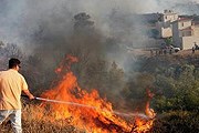 Огонь подбирается к столице. // Reuters