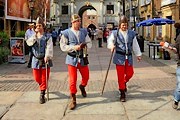 Стражи в исторических костюмах следят за порядком. // torun.radioplus.pl