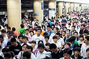 В час пик в метро Пекина легко потерять обувь. // iStockphoto / beijingstory