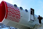 Отель балансирует над пропастью. // camptocamp.org