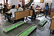 Гробы расположены прямо между столиков ресторана. // allwelike.com