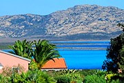 Остров-тюрьма привлекает туристов. // hotelcalarosa.it