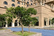Здание отеля новое, но выполнено в традиционном для Джайпура стиле. // fairmont.com