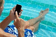 Туристы не расстаются с гаджетами. // iStockphoto / PeskyMonkey