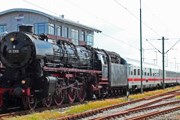 Поезд InterCity под паровозом // Tobias Pokallus