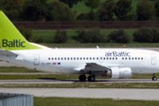 Cамолет авиакомпании airBaltic // Travel.ru