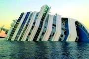 Туристы едут фотографироваться на фоне затонувшего лайнера. // worldcruise-network.com