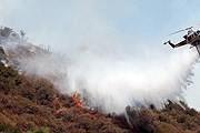 В тушении огня задействована авиация. // latimes.com