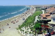 На окраине Ларнаки расположен километровый пляж Маккензи. // Travel.ru