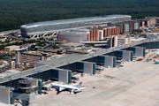 Пирс A-Plus аэропорта Франкфурта ( на дальнем плане - станция дальних поездов) // fraport.de