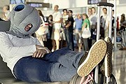 "Страусиная подушка" позволяет поспать при любых обстоятельствах. // Kawamura-Ganjavian