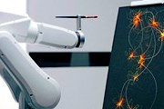 Робот будет фиксировать все движения гостя. // ibis.com