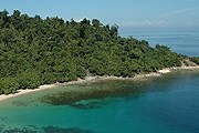 Отель расположен на острове Гая. // gayaislandresort.com