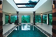 Некоторые виллы отеля имеют собственные крытые бассейны. // vivantabytaj.com