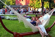 Летом в саду появились гамаки. // inmsk.ru