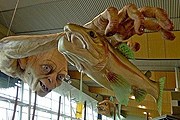 Горлум, охотящийся за рыбой, пугает посетителей аэропорта. // lookatme.ru