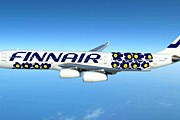 Лайнер, украшенный синими маками Marimekko. // Finnair