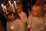 Шествия со свечами проходят по всей стране 13 декабря. // nrk.no