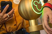 Браслеты MagicBand помогут гостям парков развлечений. // travelweekly.com