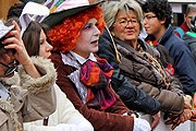 Зрители тоже наряжаются в карнавальные костюмы. // Travel.ru
