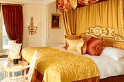 Отель распродает мебель. // crillon.concorde-hotels.com