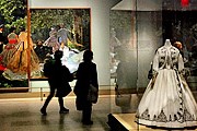 Картины дополнены изображенными на них платьями. // nytimes.com