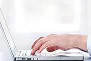 Интернет-мошенники обманывают туристов. // iStockphoto / TommL