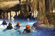 Купальщикам выдают шлемы и спасательные жилеты. // xplor.travel