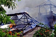Сгоревший отель – фото очевидца. // Дарья Карабанова
