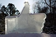 Памятник "лайку" у центра обработки данных в Швеции. // socialsamosa.com