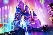 Гости могут посмотреть красочное шоу. // disneylandparis.fr