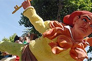 Фигуры, созданные из цветов, провезут по городу. // battagliadifiori.com