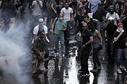 Полиция применяет слезоточивый газ. // AFP