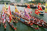 Гонки на лодках-драконах – главное развлечение лета в Гонконге. // sify.com