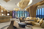 Лобби в Traders Hotel, Puteri Harbour // shangri-la.com
