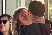 Поцелуем можно заплатить за кофе. // news.com.au