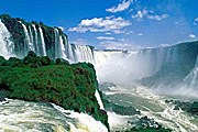 Неподалеку находятся водопады Игуасу. // lifeglobe.net