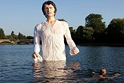 Мистер Дарси выходит из озера Серпентин. // independent.co.uk