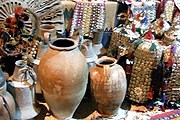 Антиквары предлагают туристам купить сувениры, которые невозможно вывезти. // flickr.com