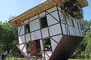 В Геленджике появился перевернутый дом. // РИА "Новости"