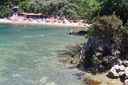 Пляж находится в окружении деревьев. // panoramio.com
