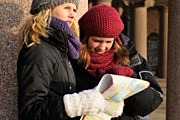 Туристы не часто интересуются картой мира. // iStockphoto