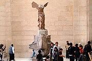 Ника Самофракийская стоит на лестнице Дарю в Лувре. // parisgid.ru