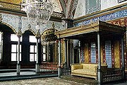 Один из залов дворца Топкапы. // thresholds.net