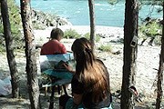 Туристы рисуют под руководством профессионала. // ratanews.ru